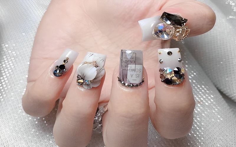 Mẫu Nail Đính Charm/ Đá Đen Bóng