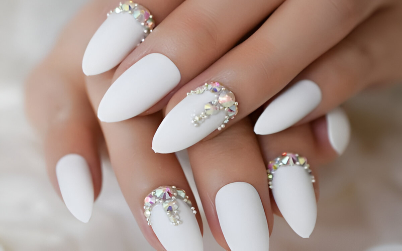 Mẫu Nail Đính Charm/ Đá Trắng Thanh Lịch