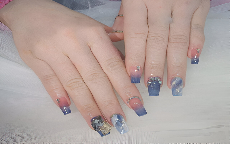 Mẫu Nail Ẩn Xà Cừ + Hoa Khô – Thiên Nhiên Và Quý Phái