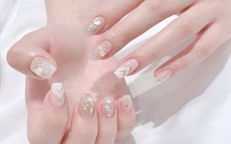 Mẫu Nail Ẩn Xà Cừ + Kim Tuyến – Sự Kết hợp Hoàn Hảo