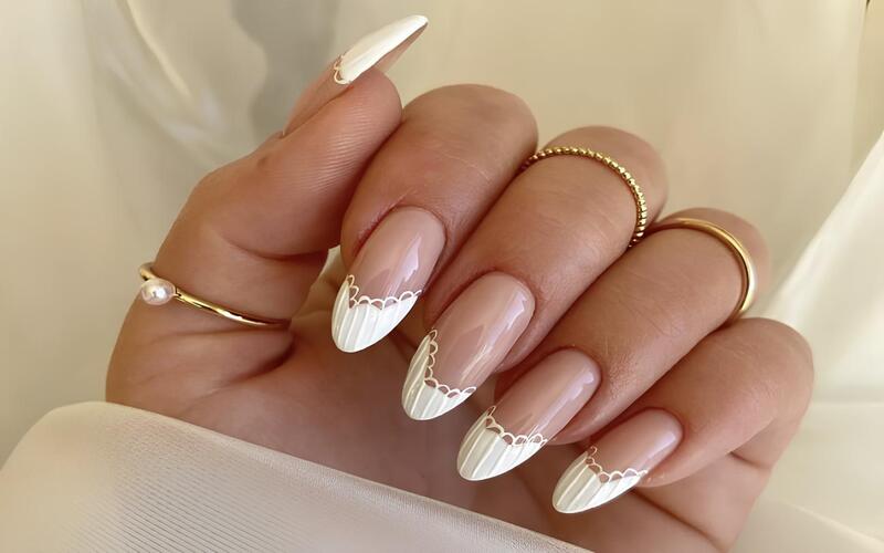 Mẫu Nail Kim Tuyến French – Cổ Điển Mà Hiện Đại