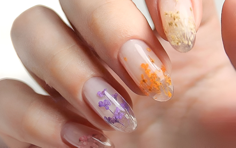 Mẫu Nail Hoa Khô + Kim Tuyến – Dịu Dàng Mà Quyến Rũ
