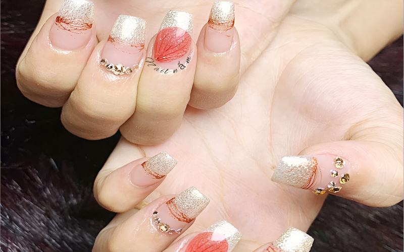 Mẫu Nail Kim Tuyến + Hoa Khô – Rực Rỡ Và Dịu Dàng